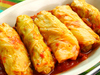 21. Niños envueltos con relleno de verduras asadas y queso sobre salsa roja.