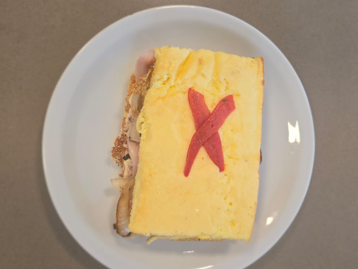 9. Sándwich de pan nube con atún, cebolla, pimiento, tomates, queso y huevo duro rallado.