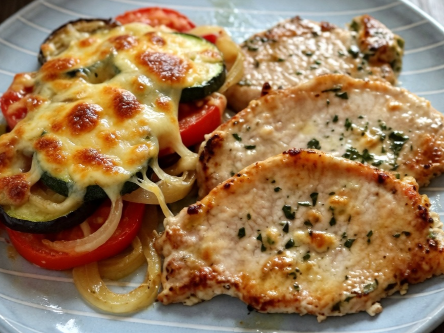 3. Bifes de cerdo con verduras gratinadas.