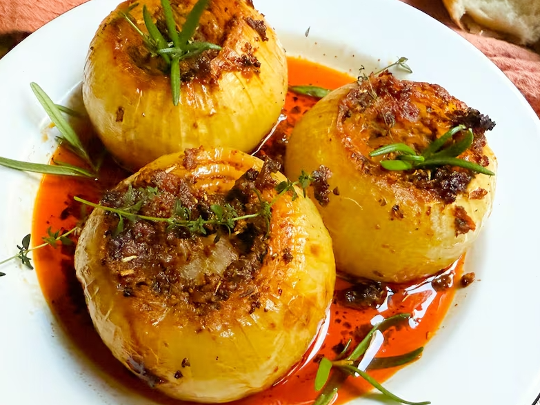 6. Flor de cebollas asadas con salsa boloñesa y queso.
