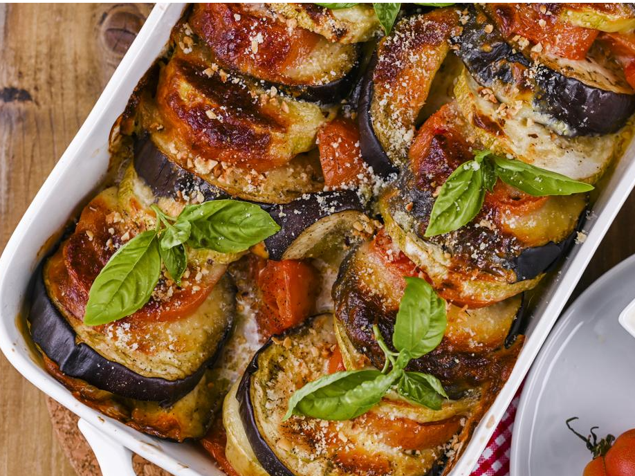 19. Pastel de berenjena con tomate, zucchini y crema saborizada.