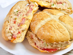 9. Sándwich de pan nube con atún, cebolla, pimiento, tomates, queso y huevo duro rallado.