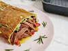 2. Wrap relleno de cerdo, repollo bicolor, cebolla, zanahoria y salsa de queso.