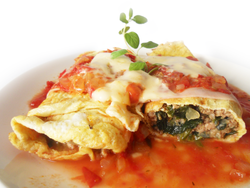 12. Canelones de verdura y carne con salsa boloñesa.