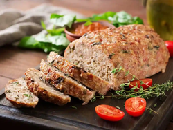 7. Pan de carne con brochetes de verduras asadas.