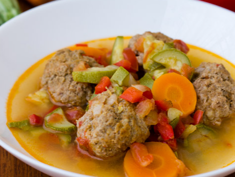 5. Cazuela de albondiguitas de carne vacuna y verduras.