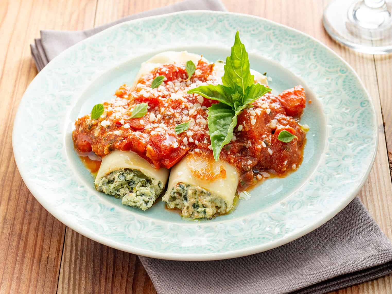 17. Canelones vegetarianos rellenos de ricota cebolla, calabacín y pimiento.