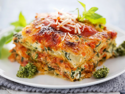 11. Lasaña de carne y verdura con salsa roja y queso.