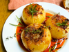 6. Flor de cebollas asadas con salsa boloñesa y queso.