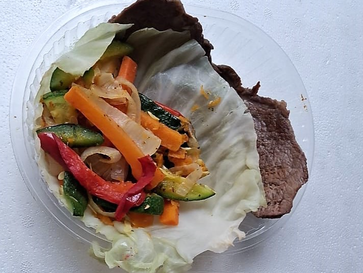 5. Bife de carne con hoja de repollo blanqueado rellena de vegetales salteados.