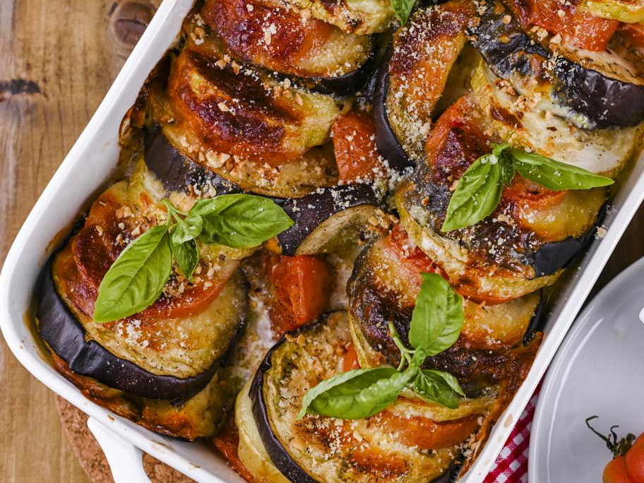 19. Pastel de berenjena con tomate, zucchini y crema saborizada.