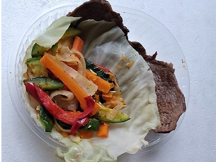 5. Bife de carne con hoja de repollo blanqueado rellena de vegetales salteados.