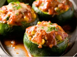 14. Zapallitos rellenos con carne con salsa napolitana y queso.