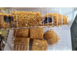 Galletas de sesamo rellenas con dátiles