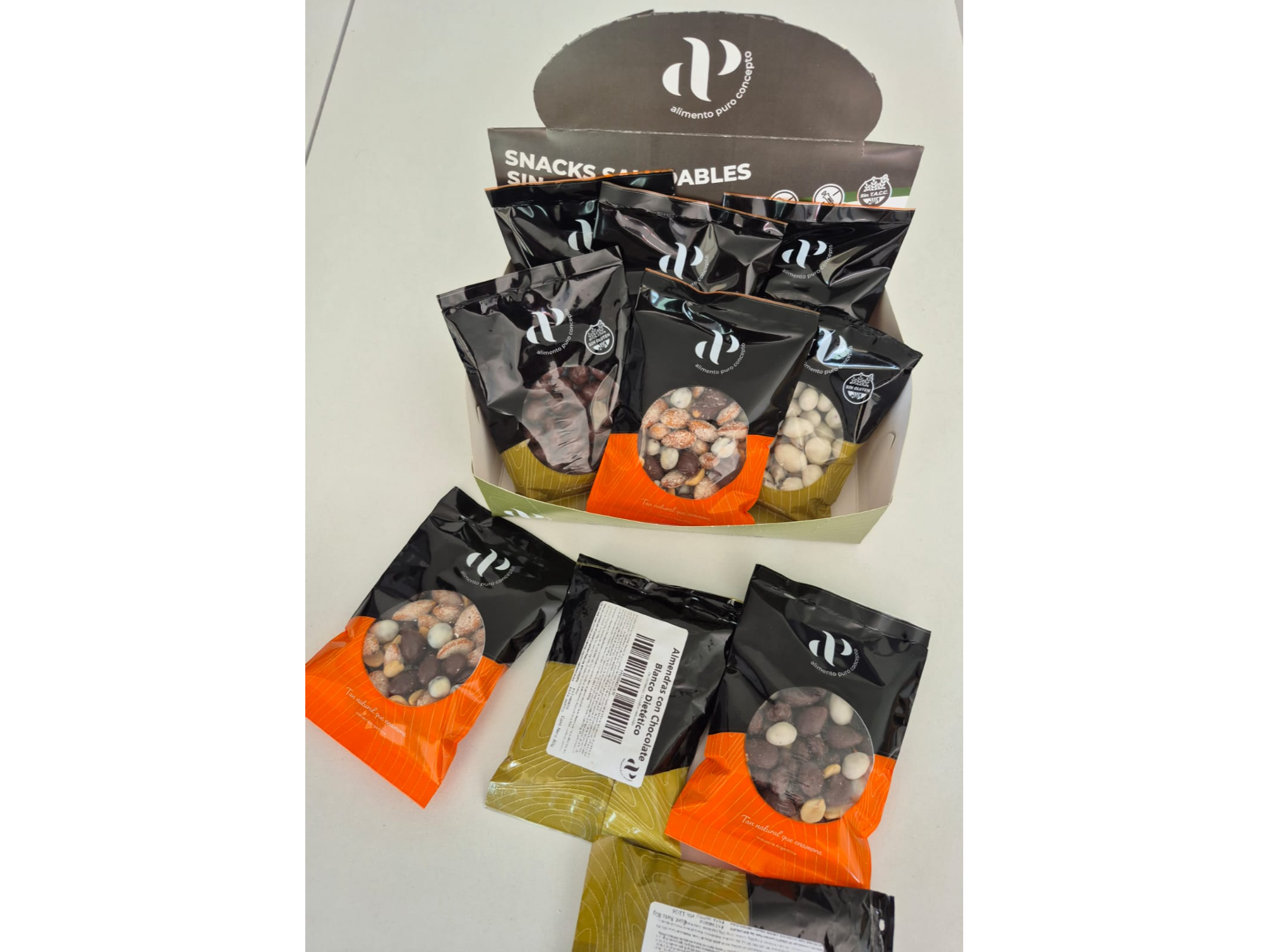 BOX SURT FRUTOS SECOS BAÑ EN CHOCO BLA S/AZU (10 BOLSAS DE 80G SURTIDOS)