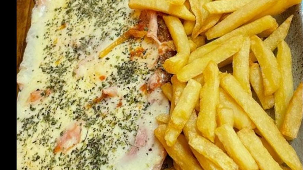Milanesa a la pizza  con fritas