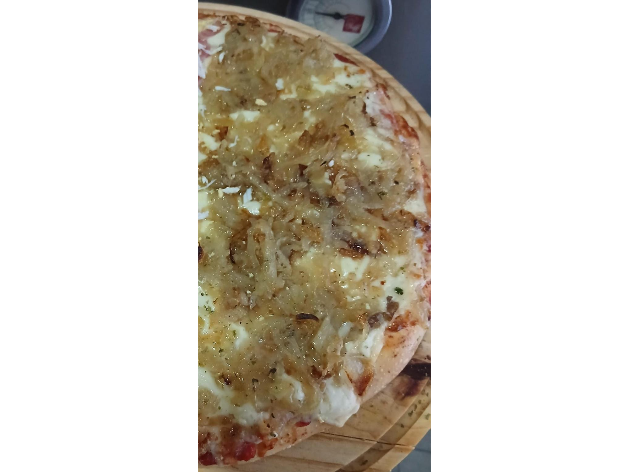 Pizza media cebollada
