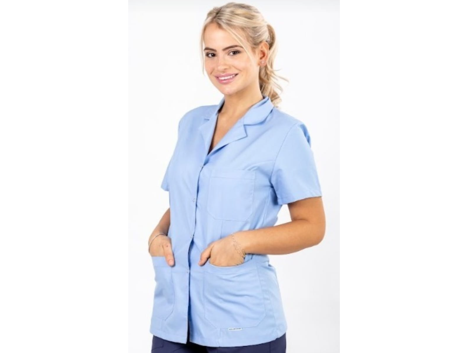 ART 061 - C CHAQUETA CELESTE LISA CON BROCHES