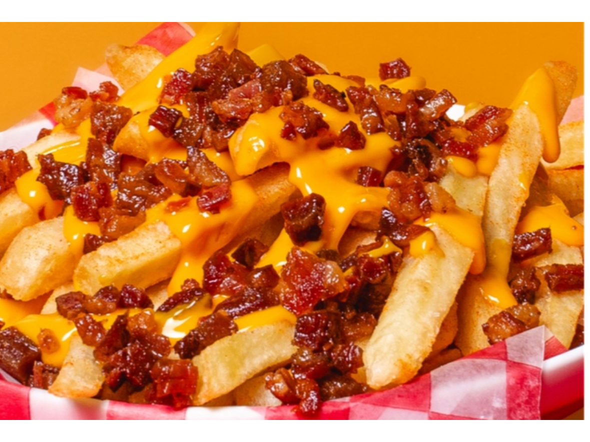 PAPAS FRITAS CON CHEDDAR Y BACON