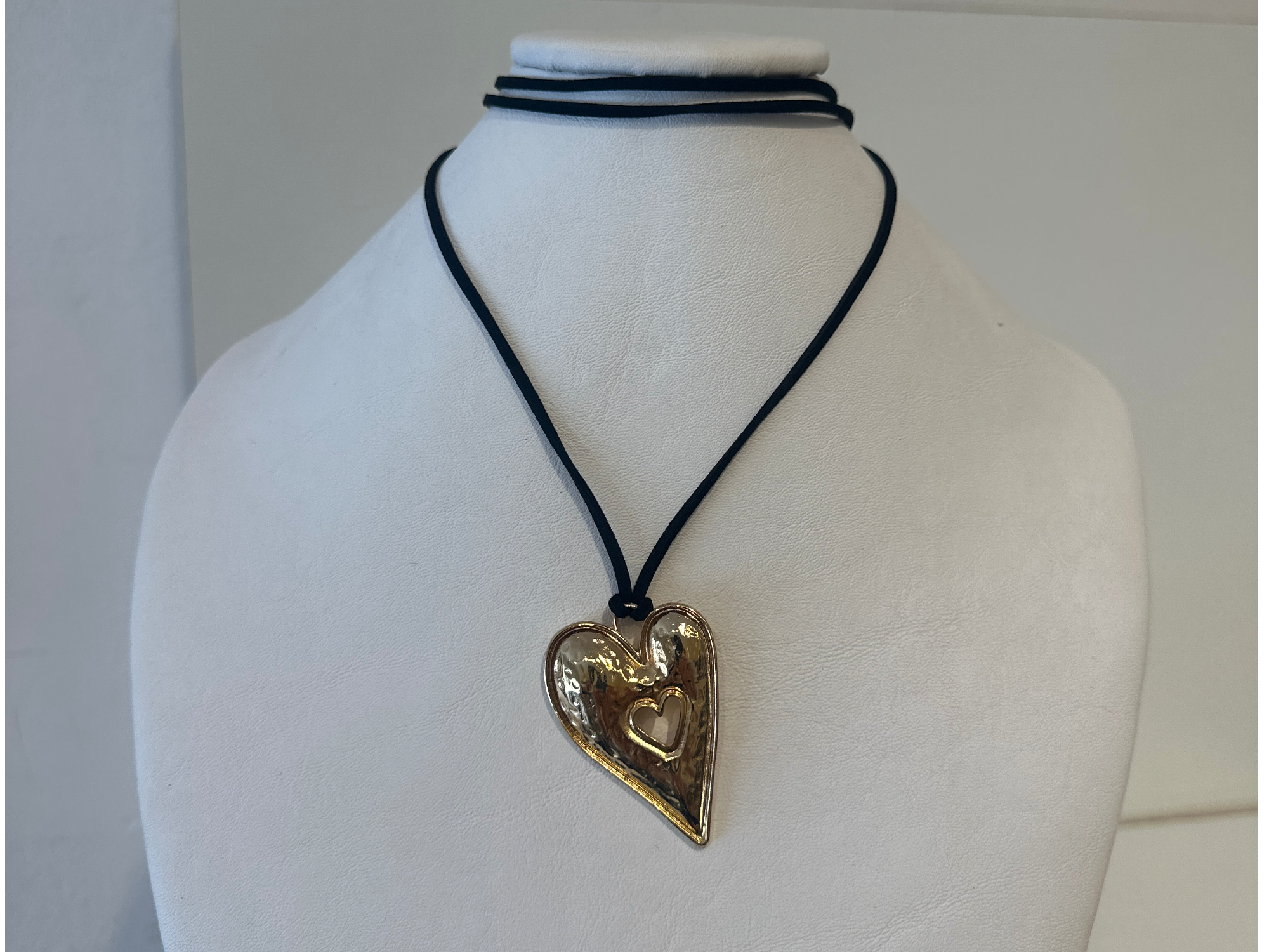 Choker corazón dorado