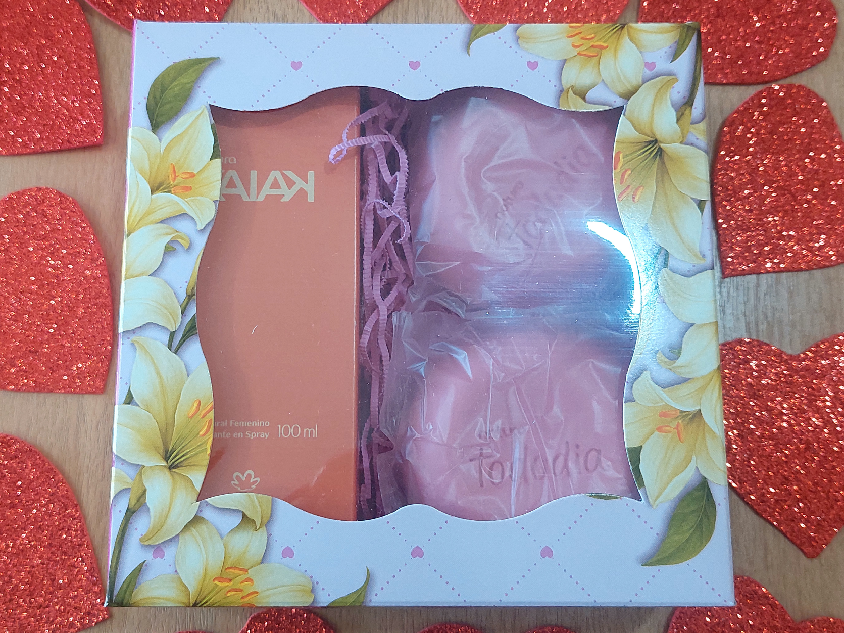 Colonia Kaiak clásico femenino más dos jabones tocador Natura