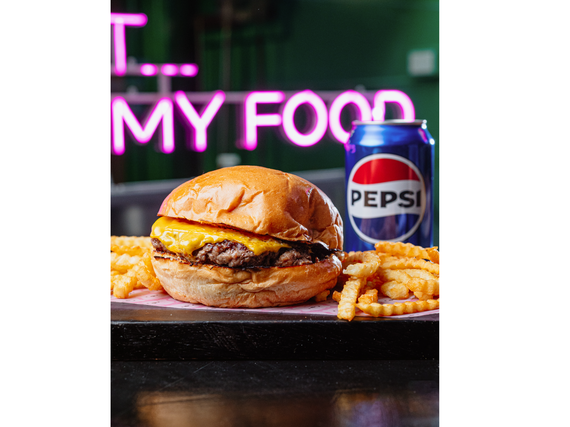 Solo MEDIODIA: Burger Cheesburger + Gaseosa Lata