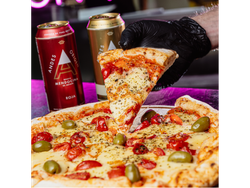 Pizza Napolitana + 2 Cerveza Andes Lata
