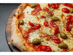 Pizza Napolitana + 2 Cerveza Andes Lata