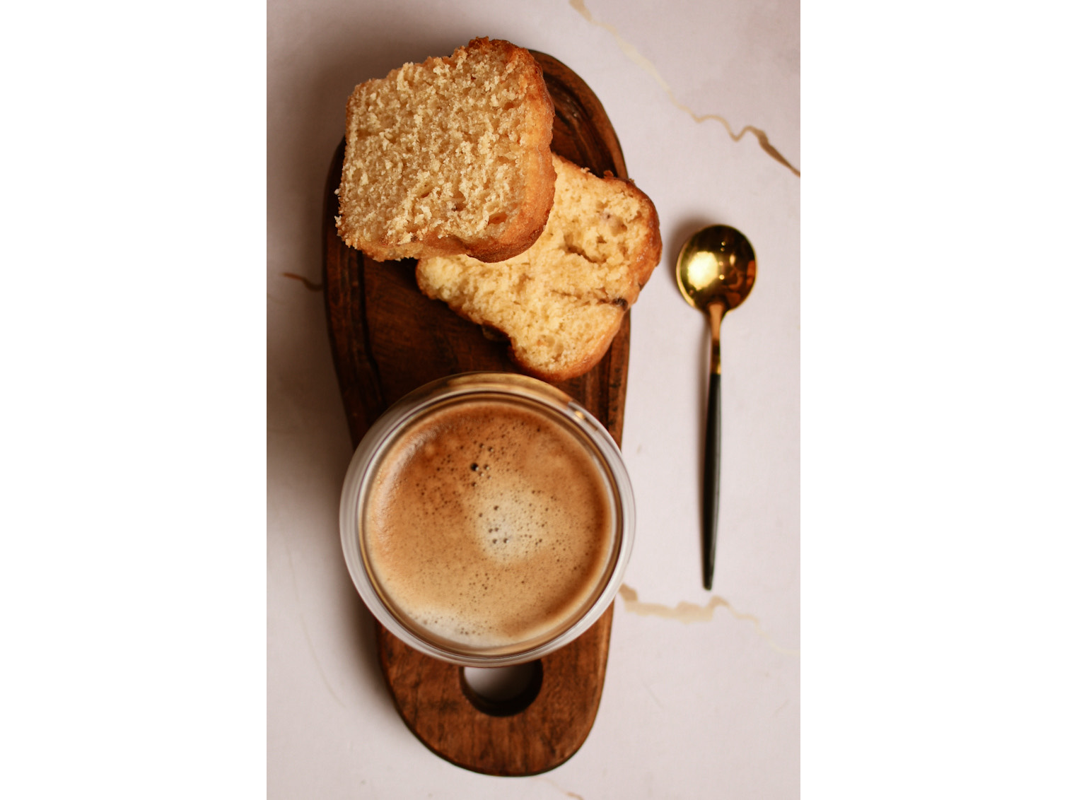 Cafe mas porcion de budin