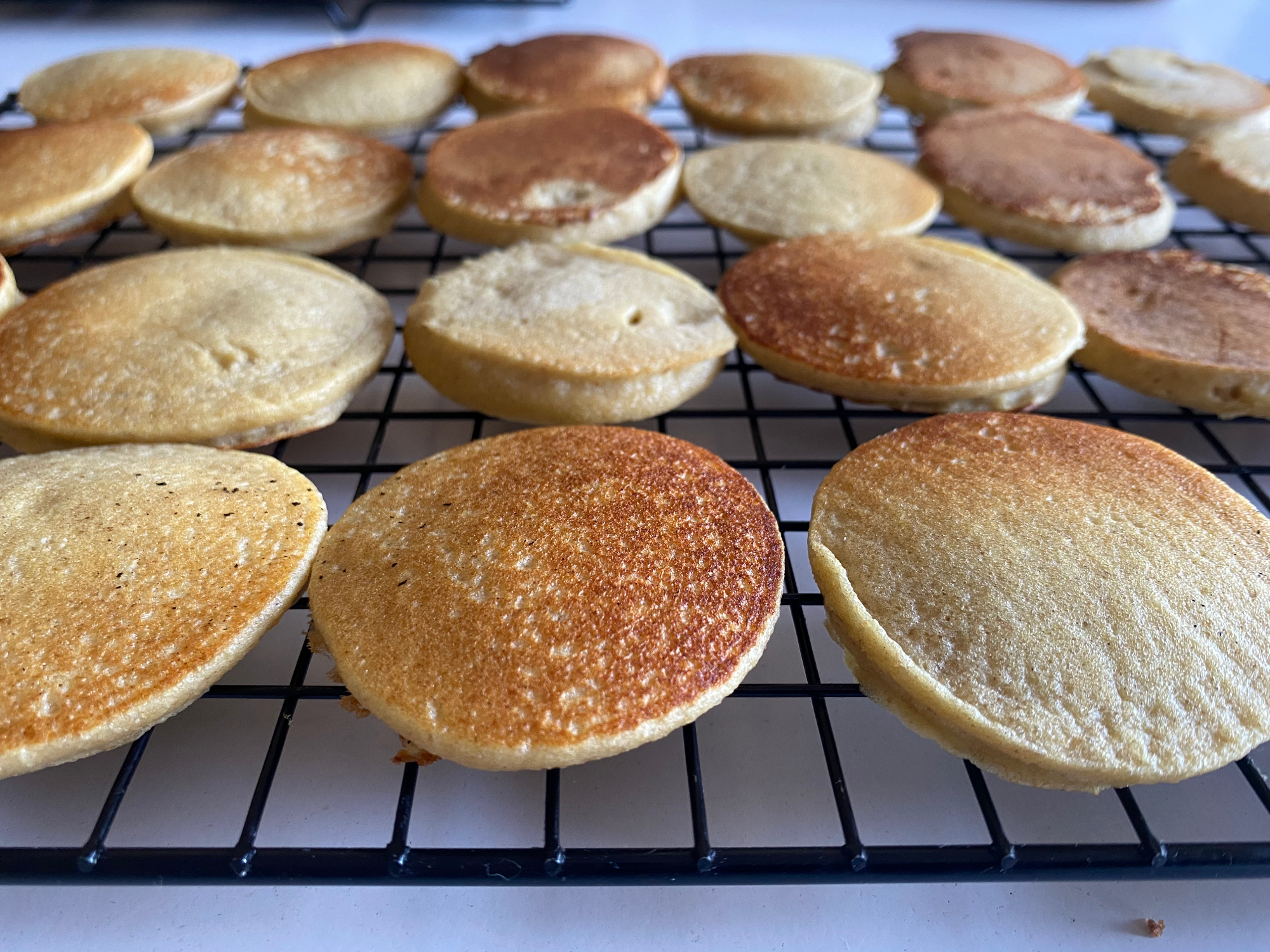 Mini panqueques de quinoa, dátiles y coco
