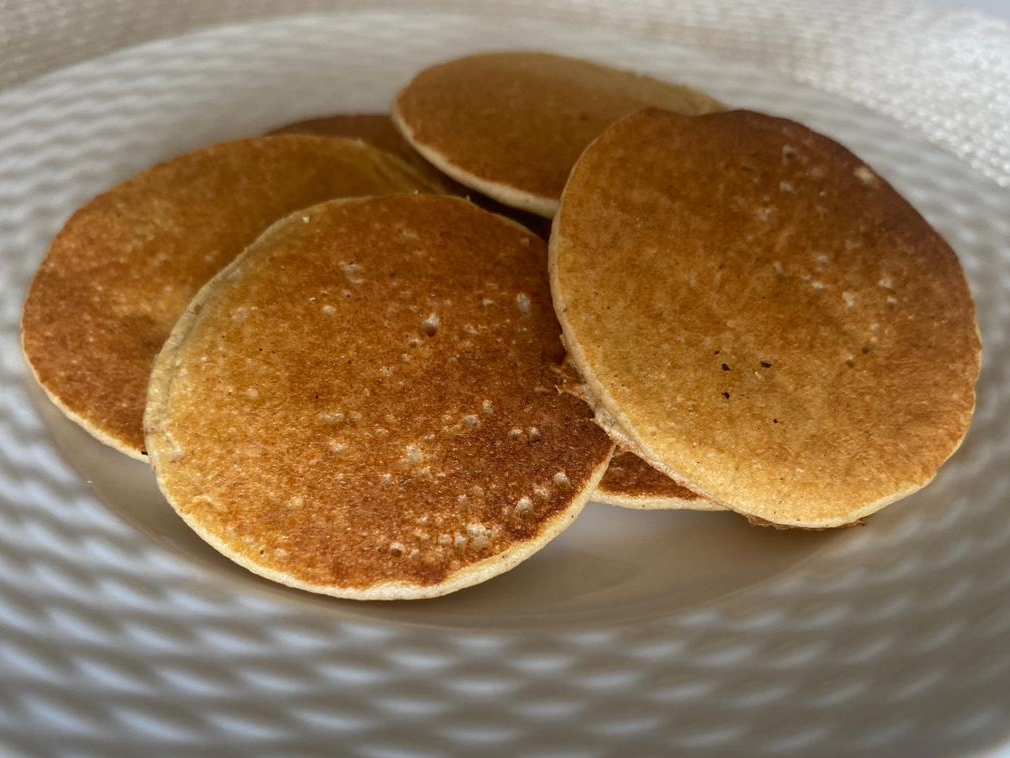 Mini panqueques de avena, banana y almendras