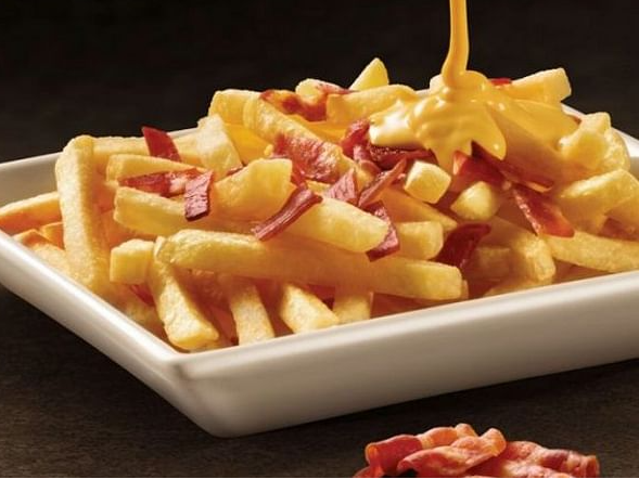 PAPAS CON CHEDDAR Y BACON