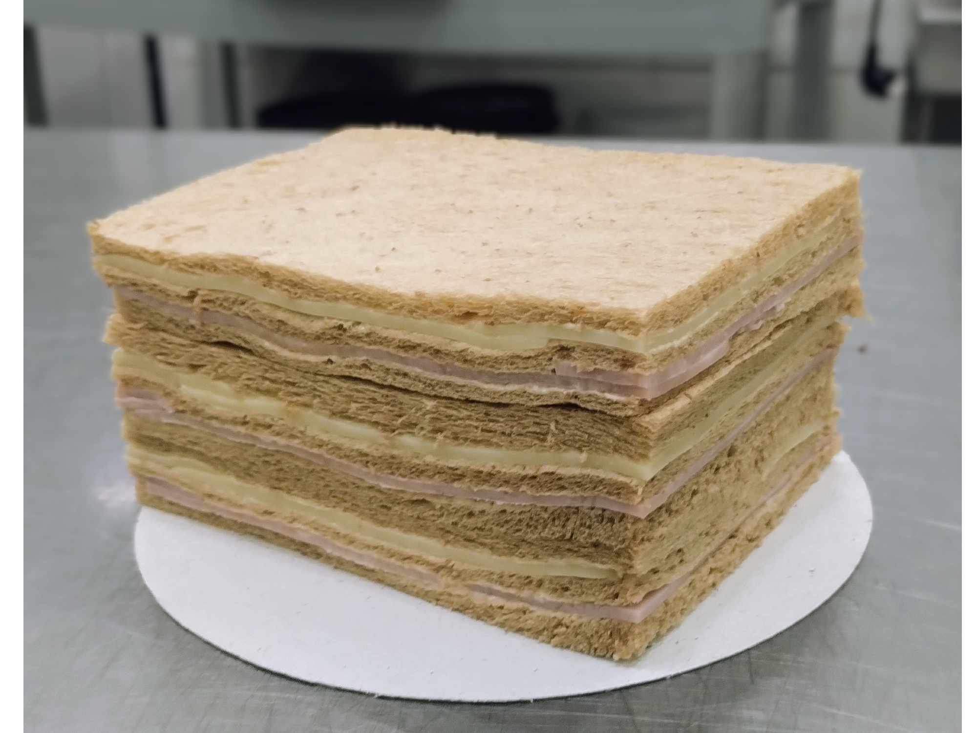 Triple de Jamón y Queso en Pan Negro