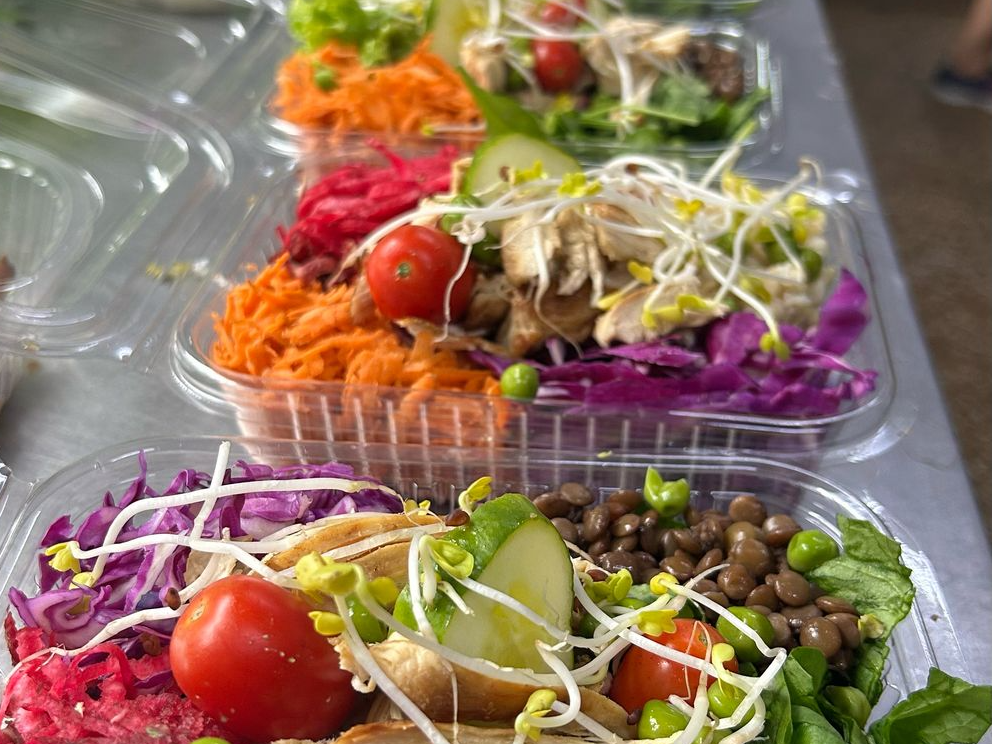 Ensalada con 4 ingredientes especiales a elección