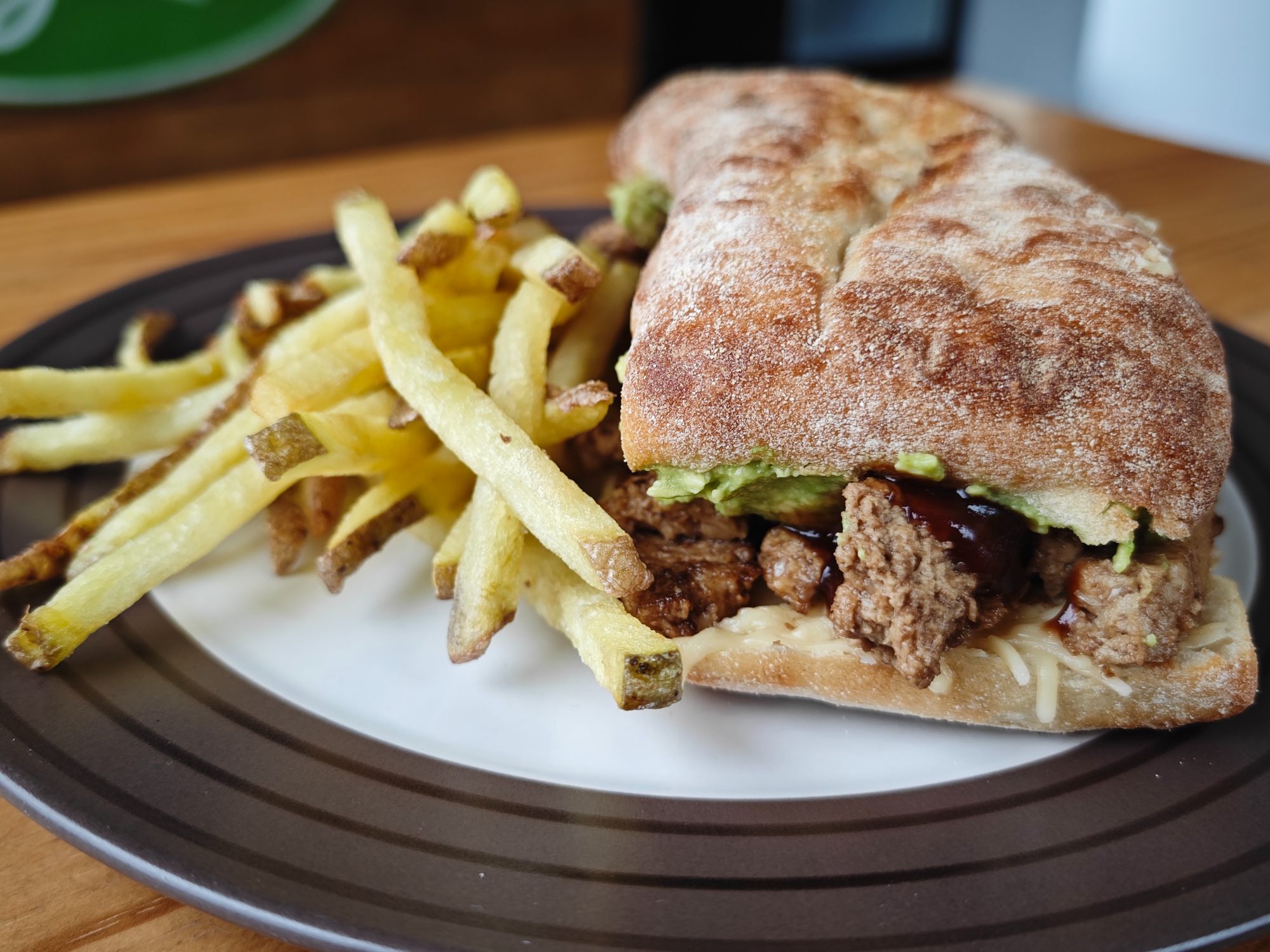 Seitán queso palta + bebida o jugo + papas fritas