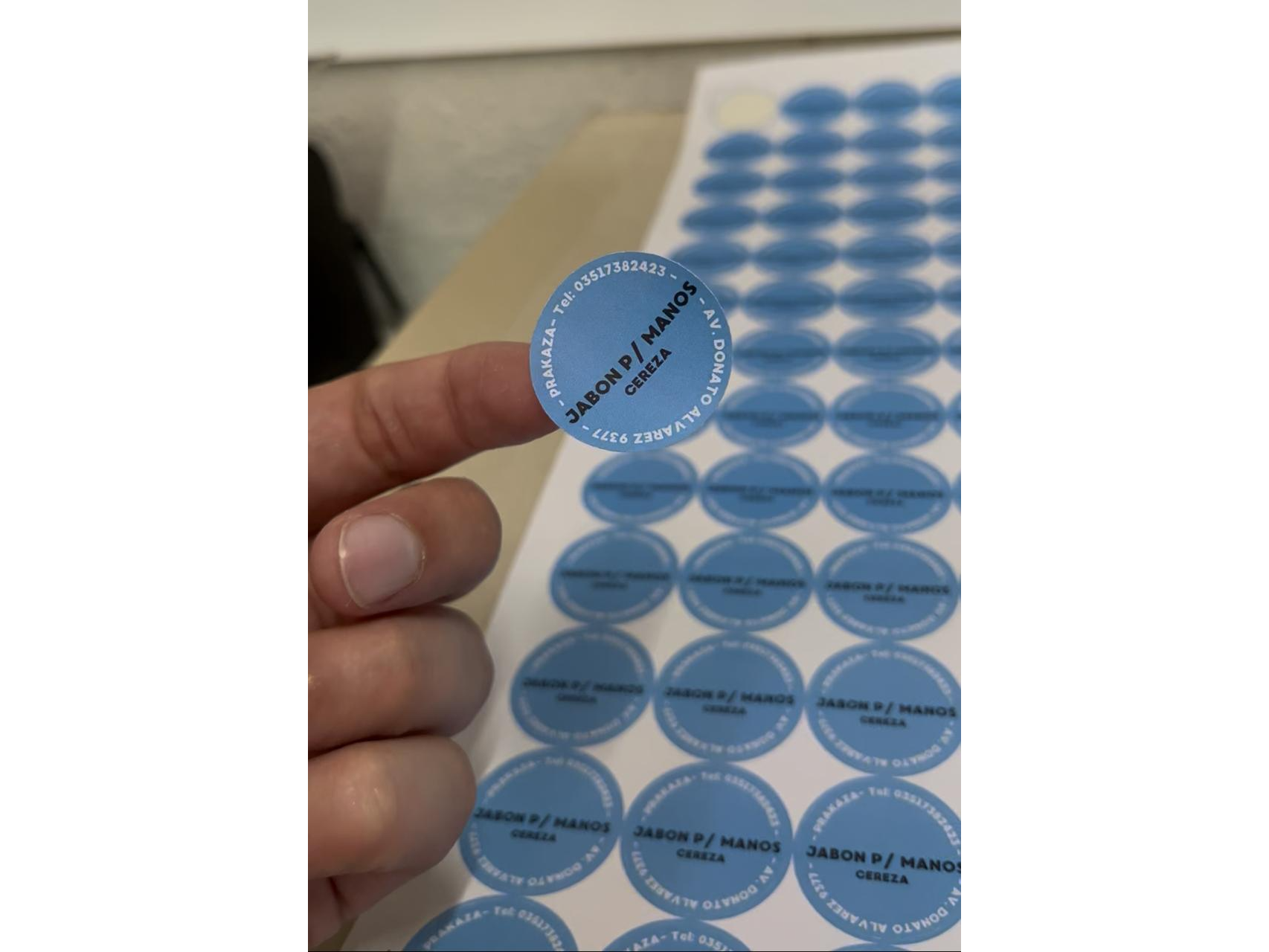 Stickers en papel  autoadhesivos troquelados