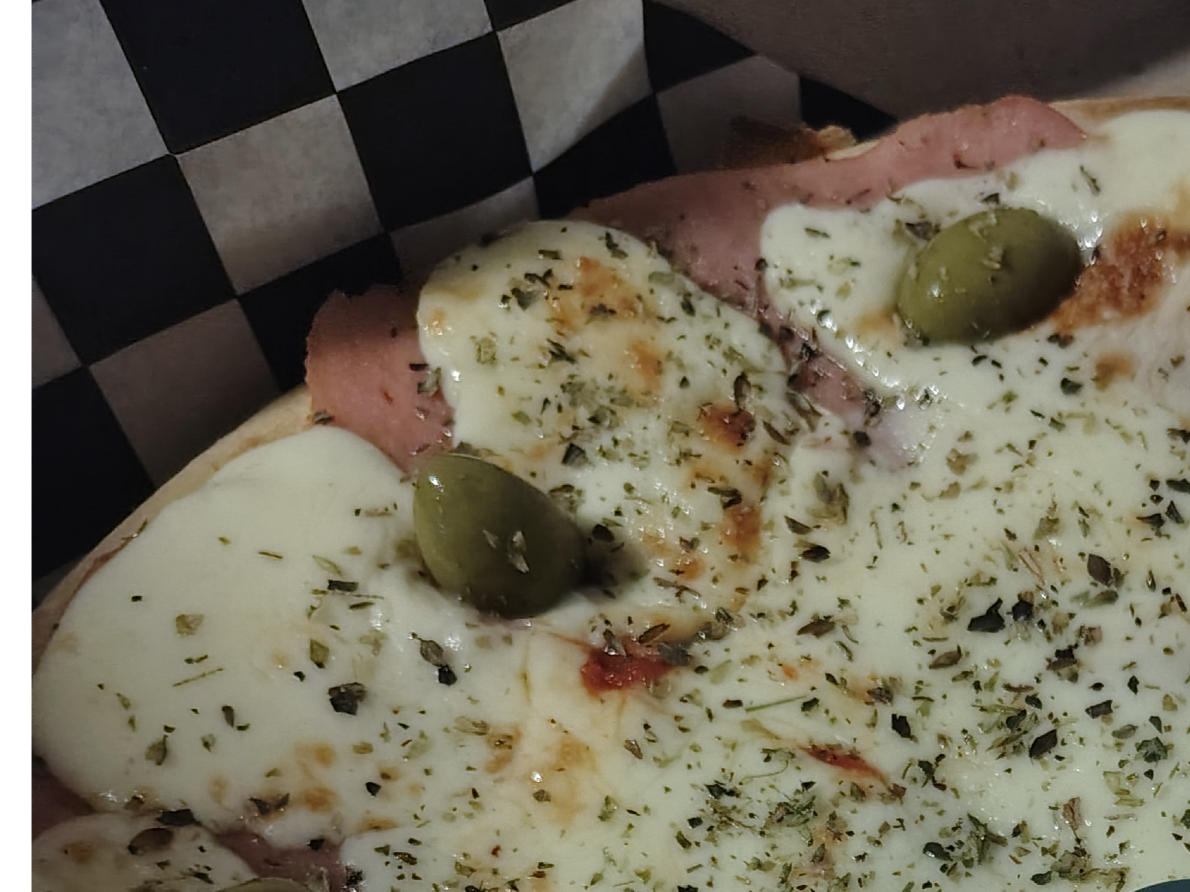 Pizza muzza con fritas y cebollas salteadas