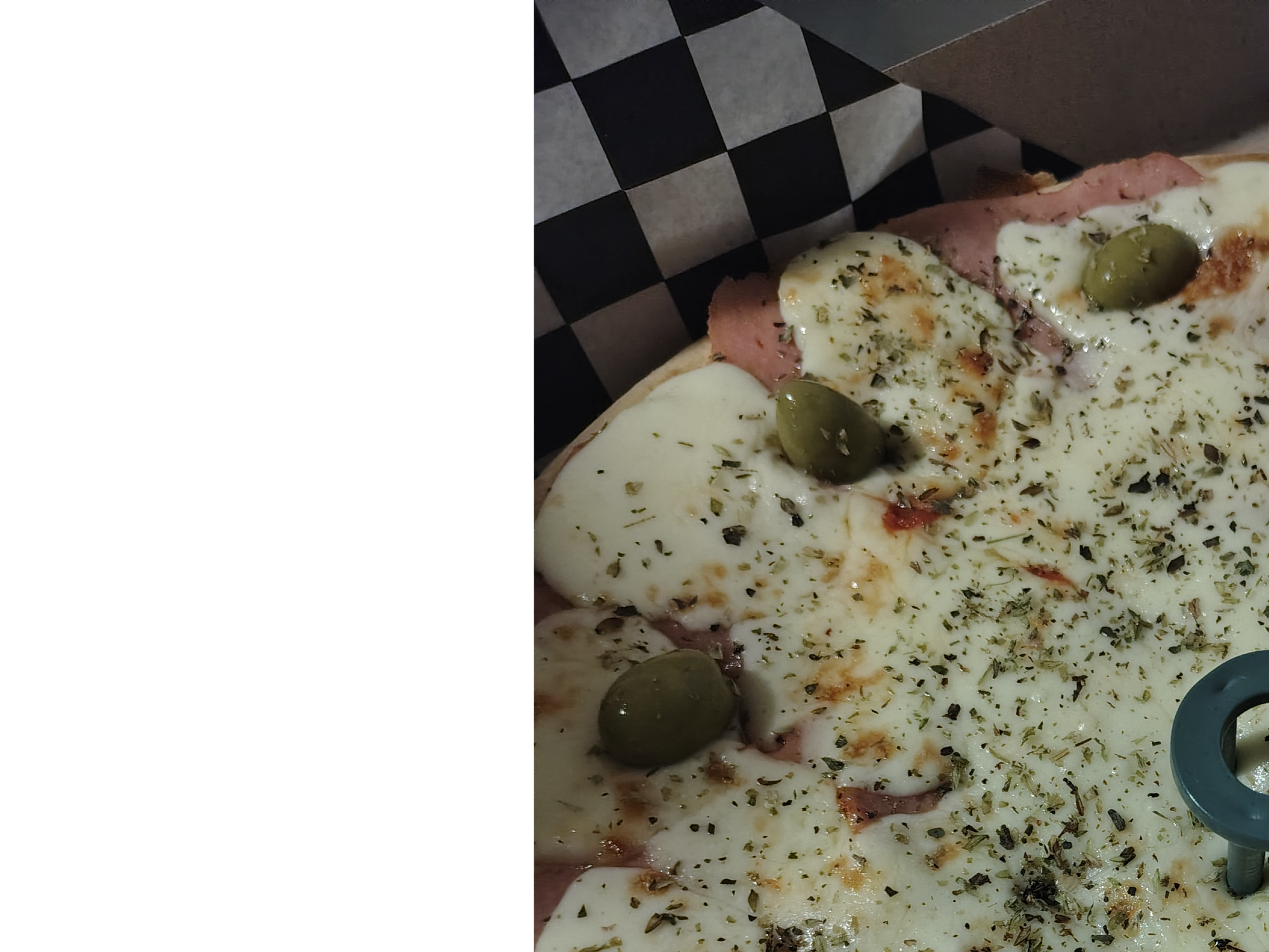 Pizza muzza con fritas y cebollas salteadas