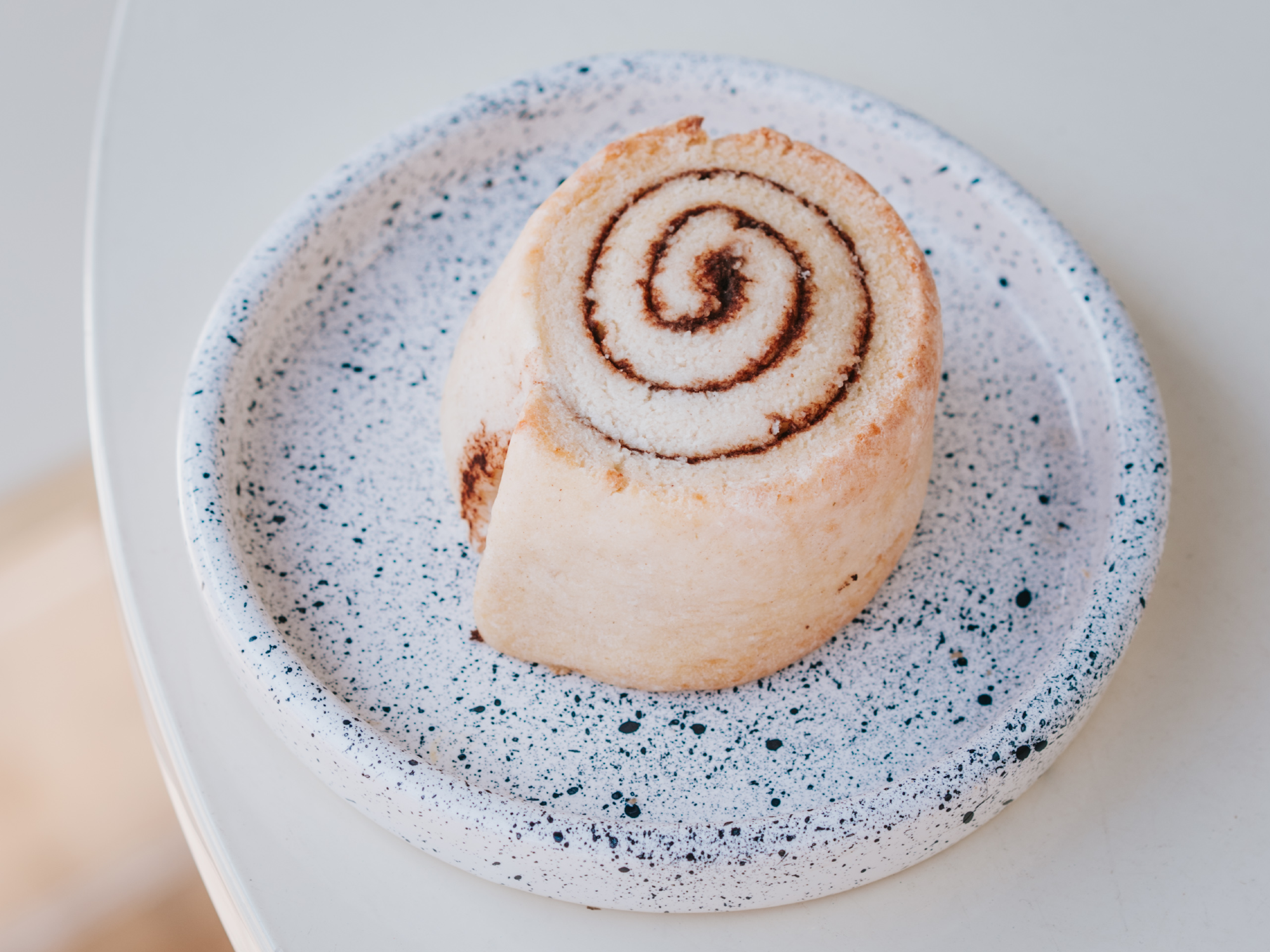 CAFE + ROLL CANELA