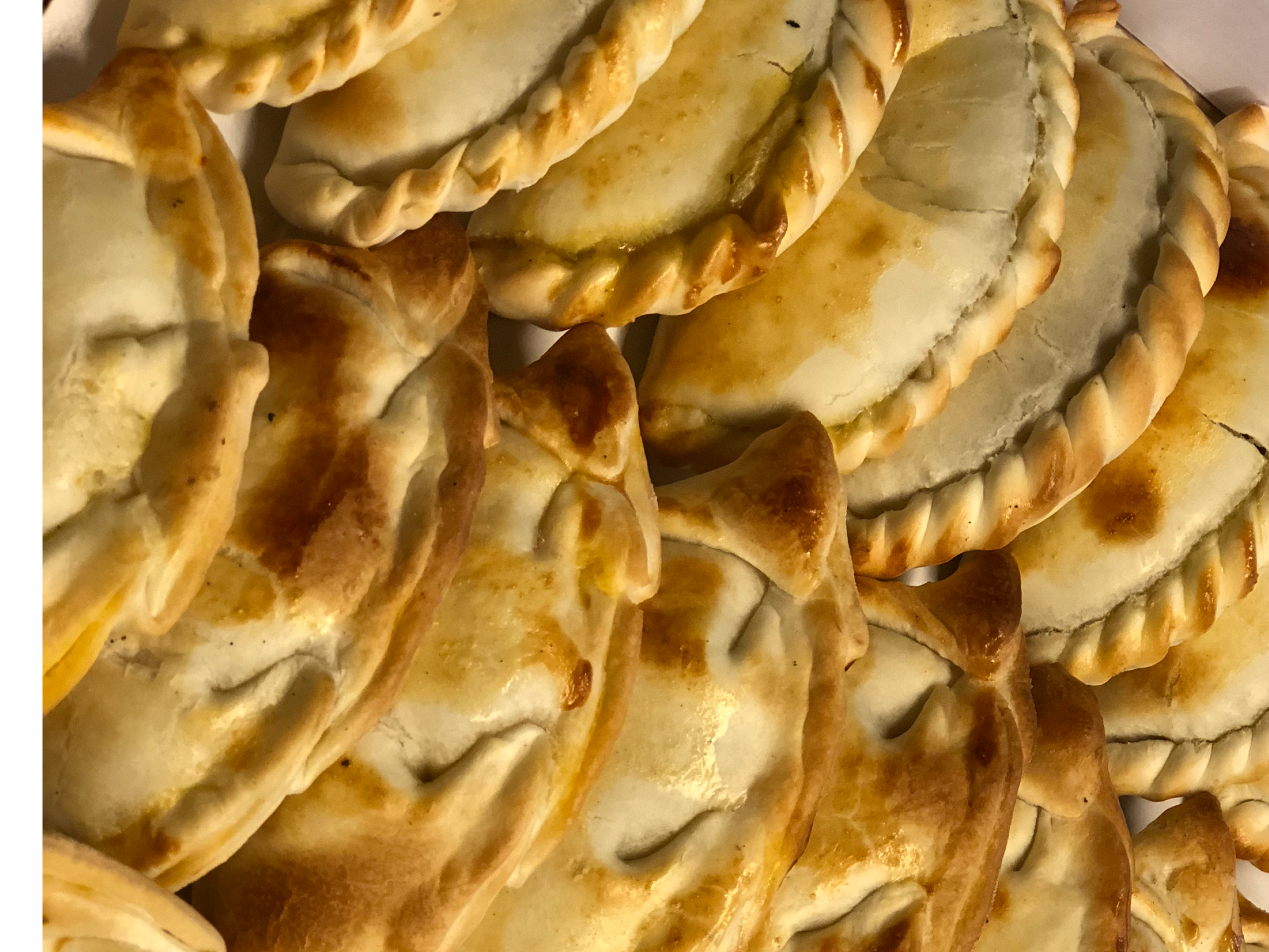 Muzza grande más docena de empanadas más 4 faina