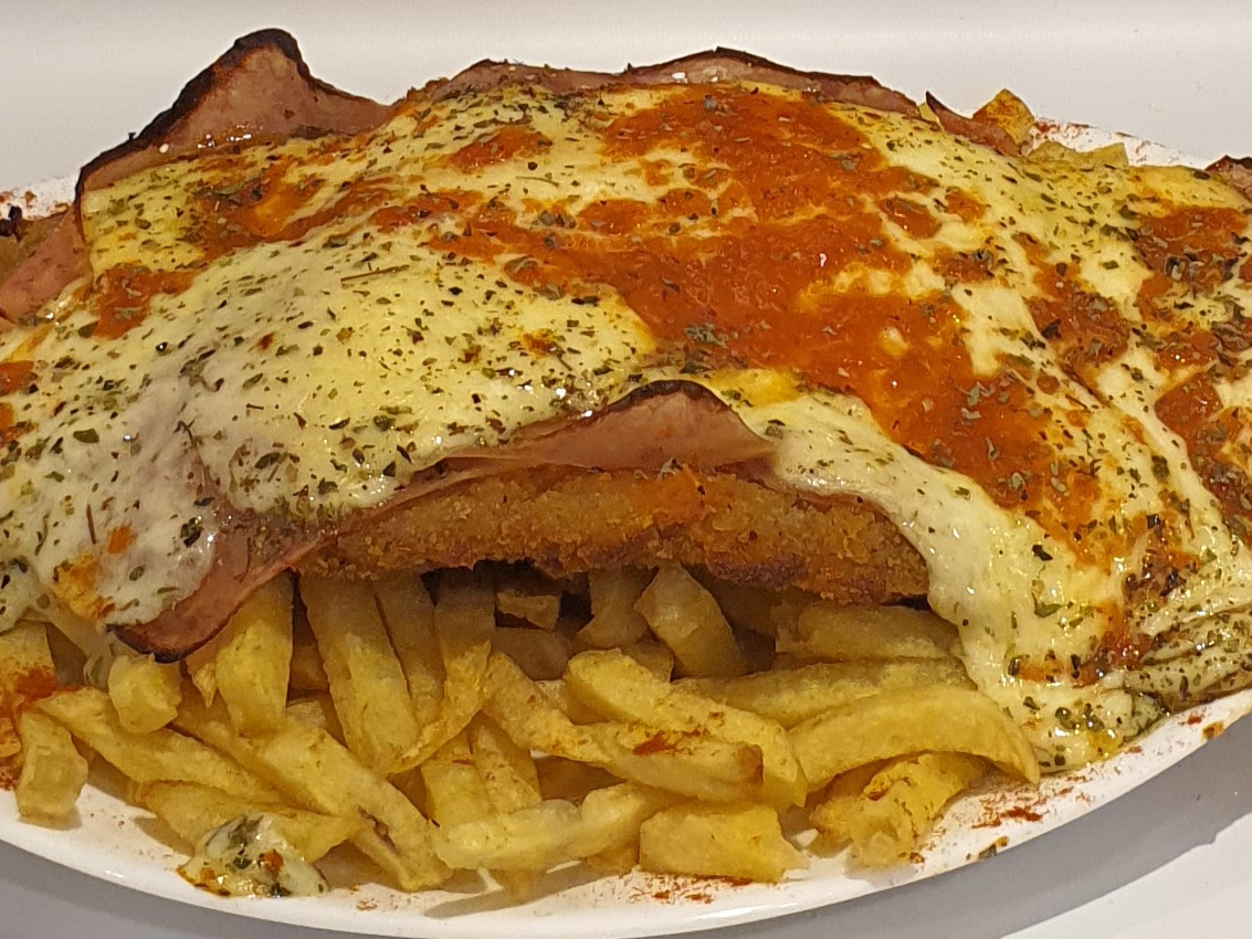 Milanesa de ternera napolitana para 4, más dos flanes mixtos para compartir