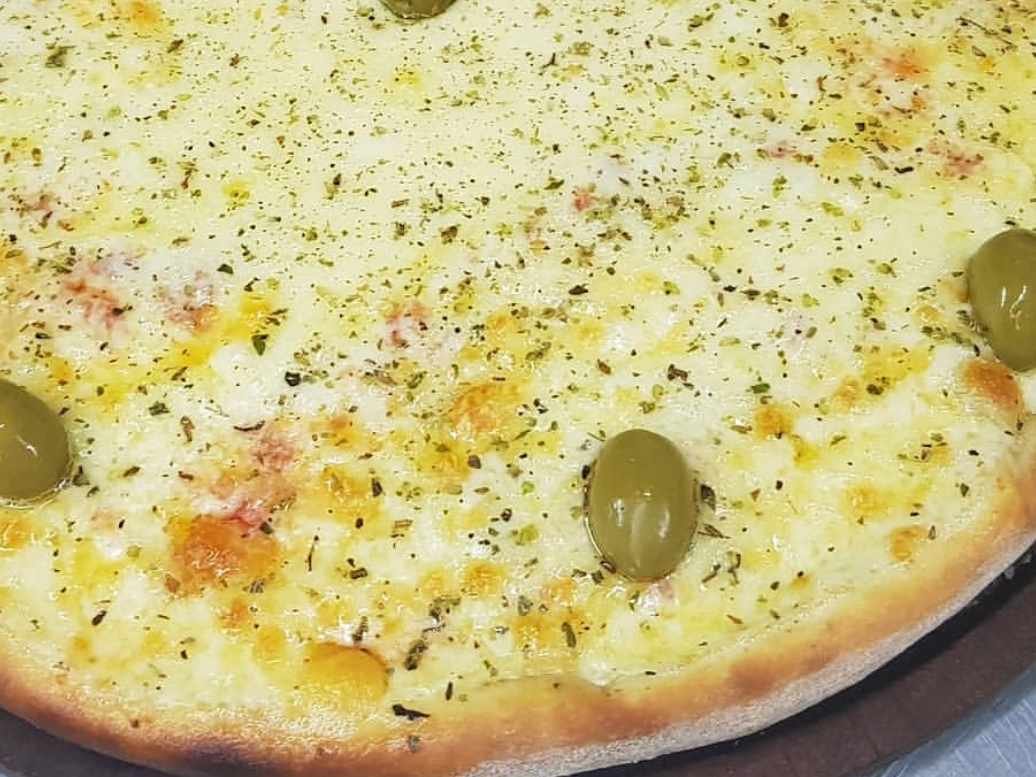 Muzzarella más 12 empanadas a elección