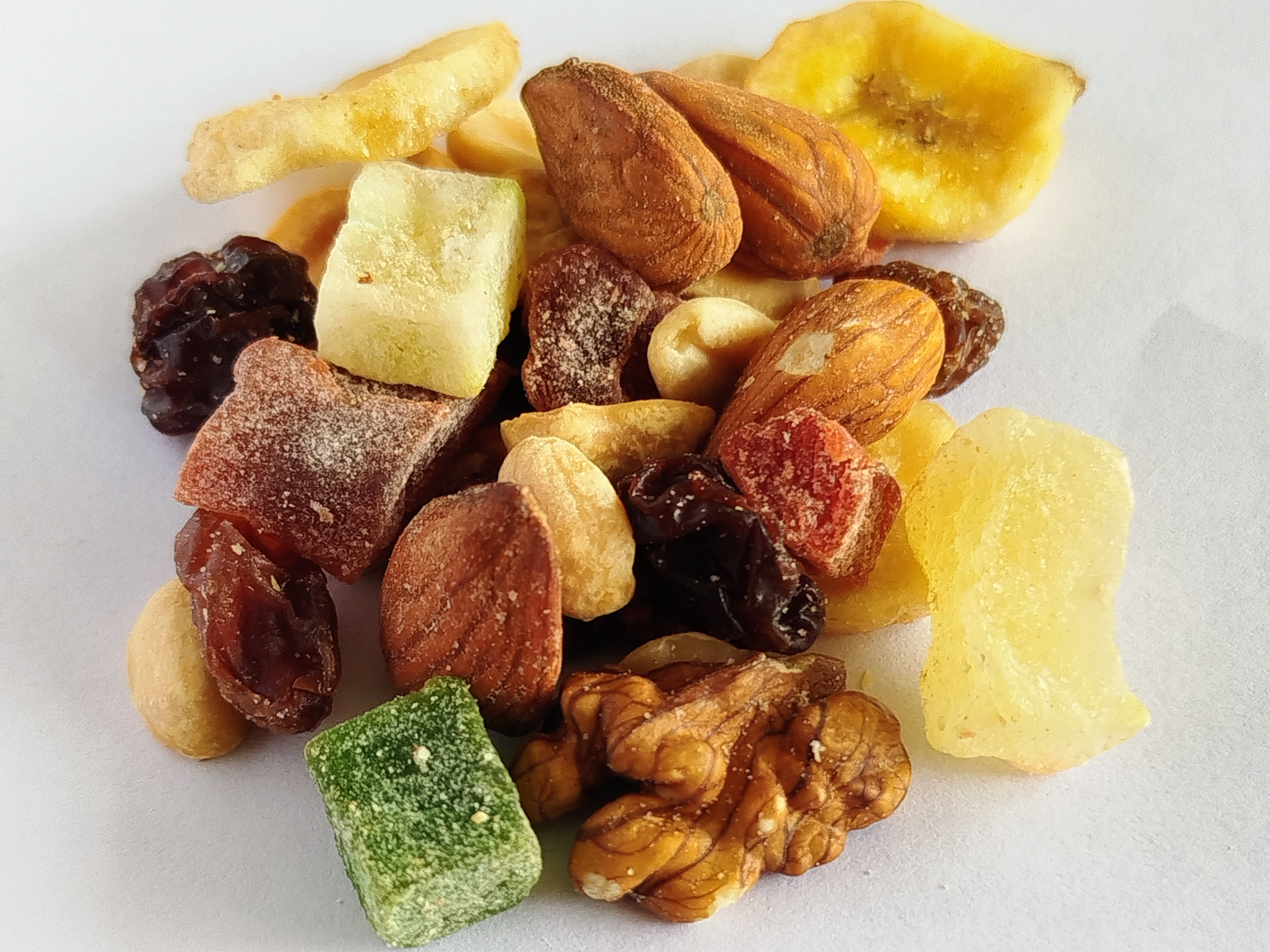 Tropical; pasas de uva,  almendras, nueces, maní, frutas