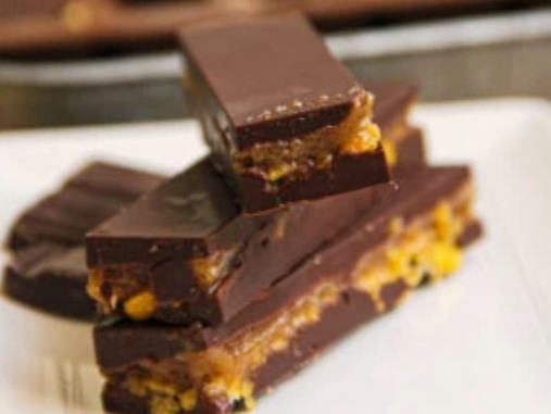 Tableta de chocolate semiamargo relleno de chocolate