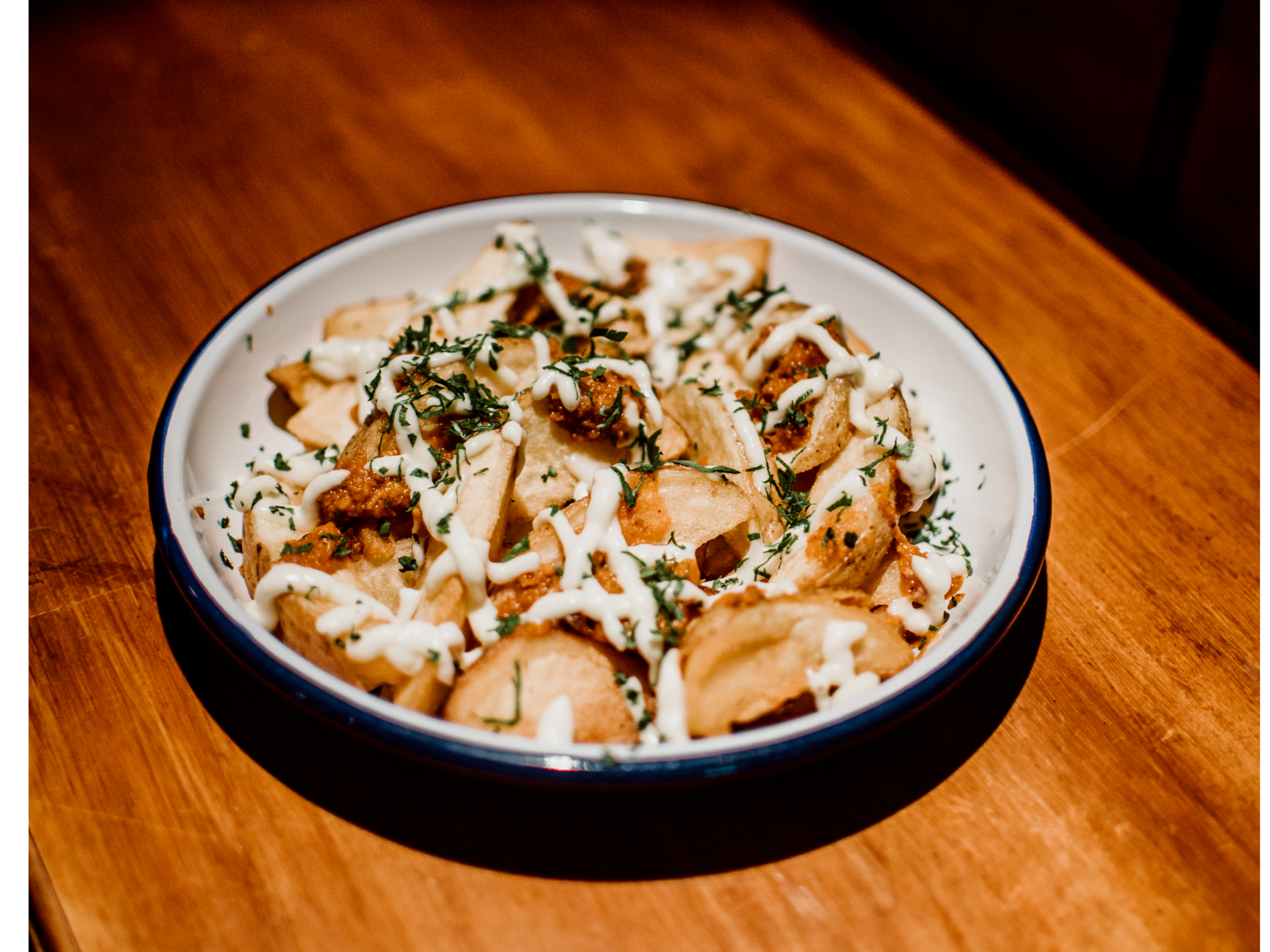 Papas bravas con alioli y salsa picante
