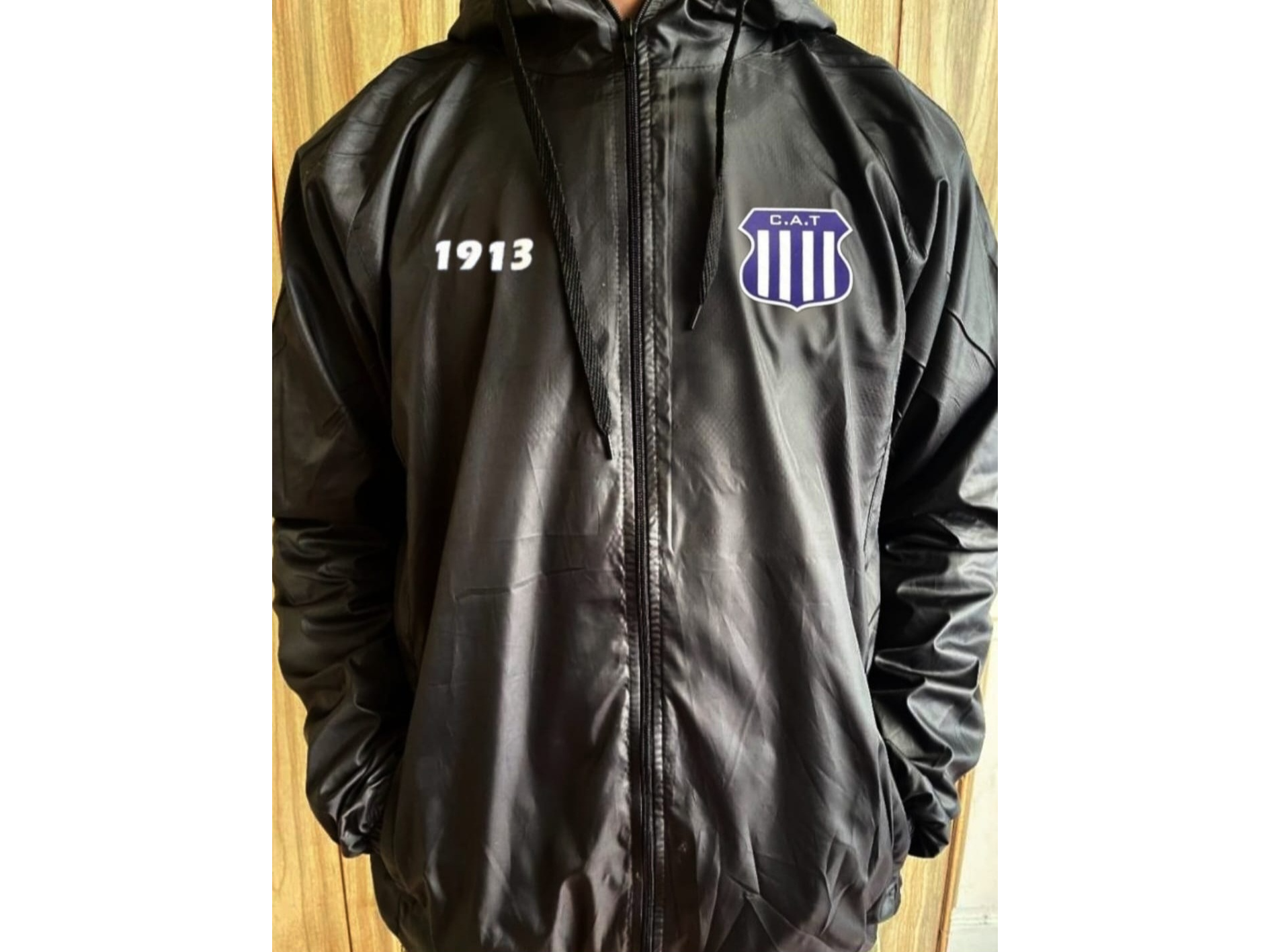 Rompeviento total black escudo