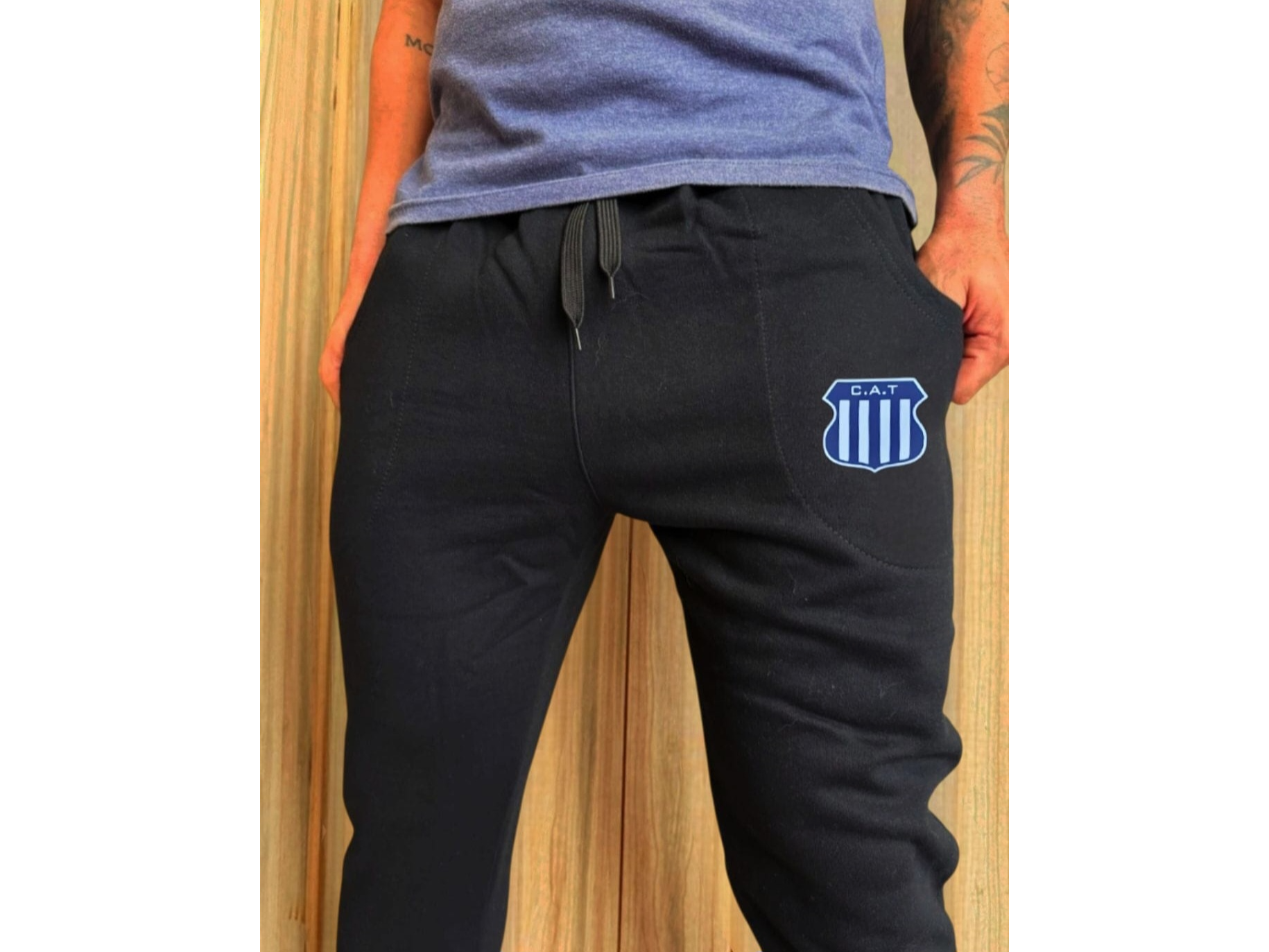 Jogging negro escudo