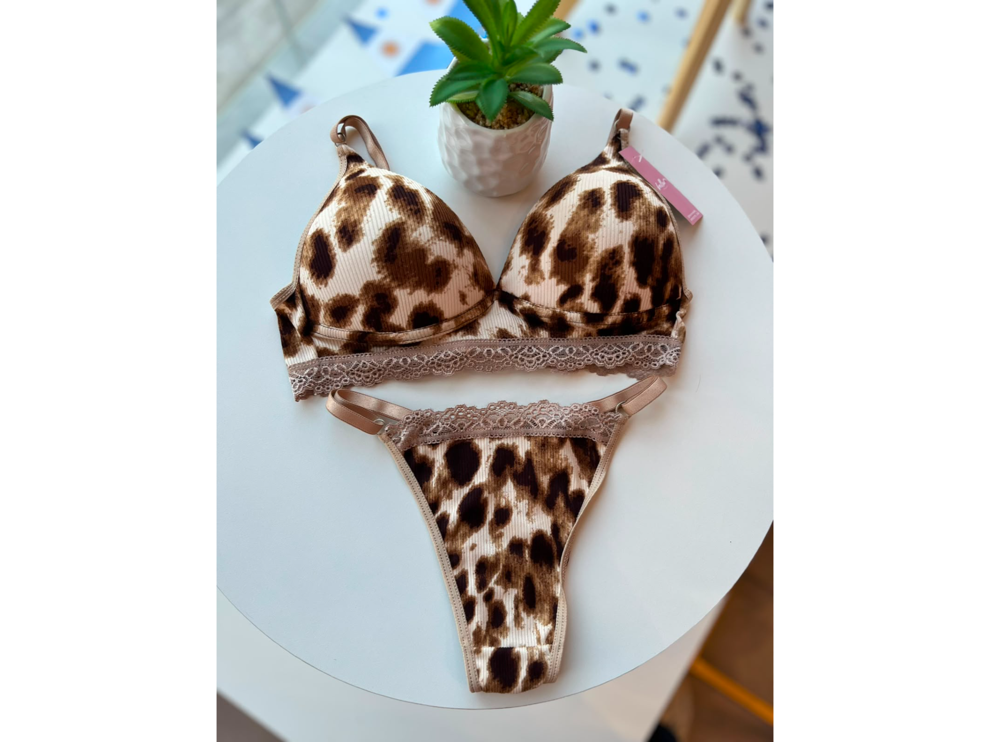 Conj. triangulo Animal print. MARRON