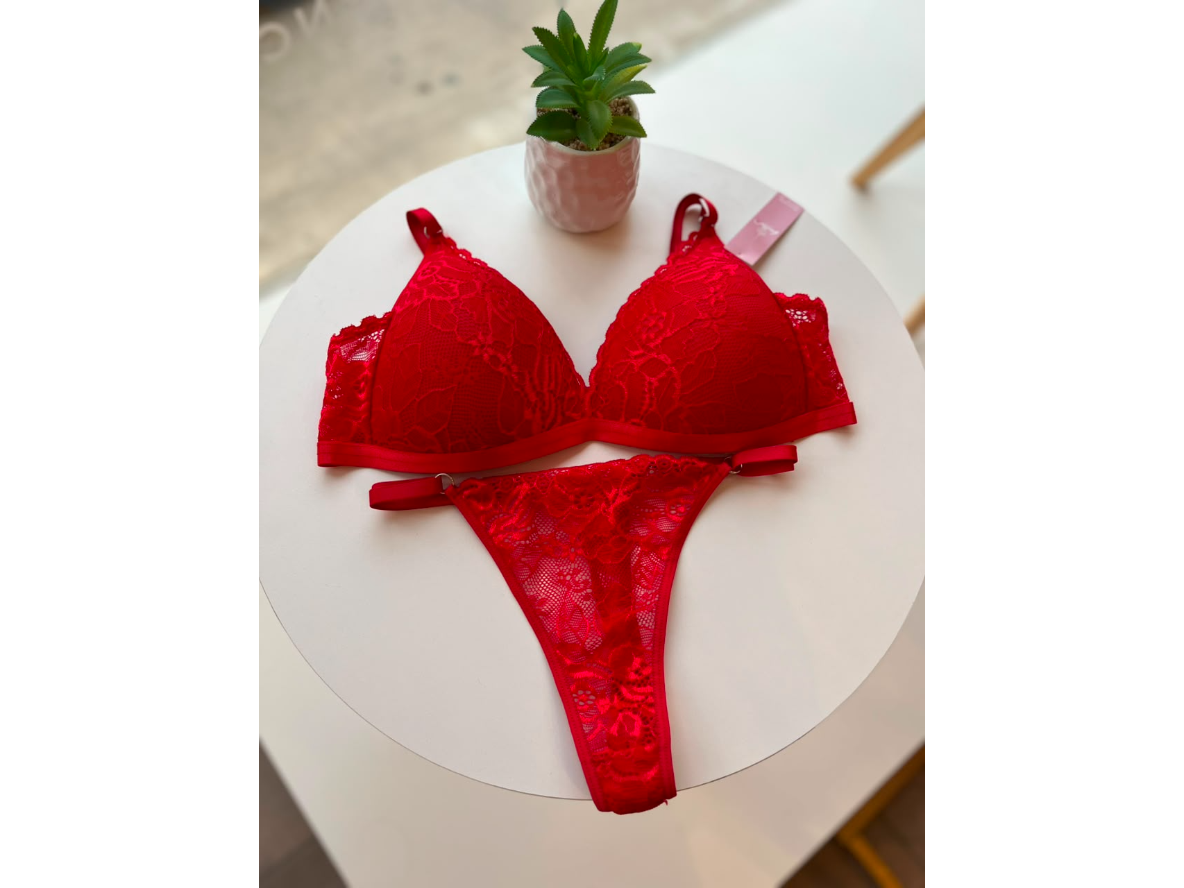 CONJUNTO TRIANGULO DE ENCAJE. ROJO