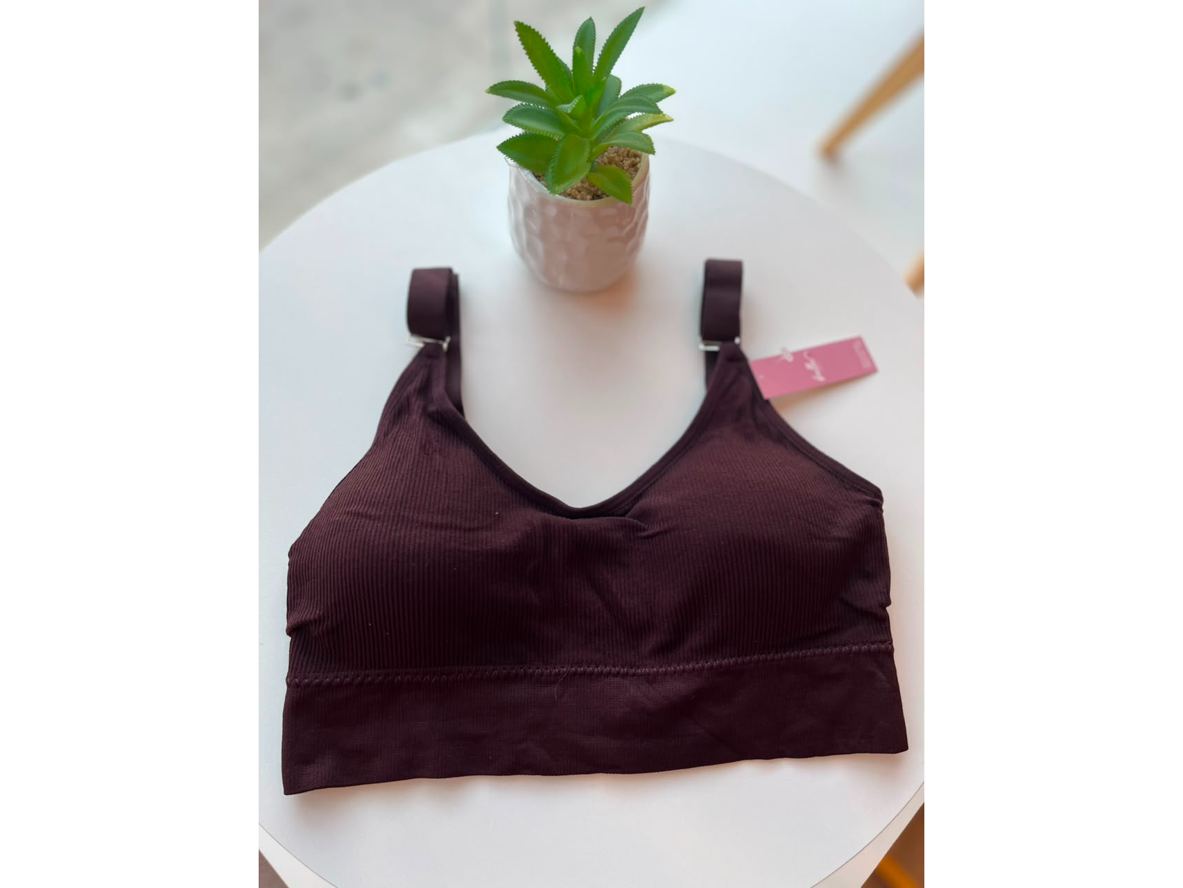 TOP DEPORTIVO SIN BROCHE . CHOCOLATE